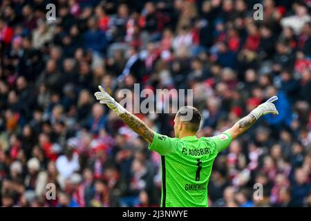 Munich, Allemagne. 09th avril 2022. Football: Bundesliga, Bayern Munich - FC Augsburg, Matchday 29, Allianz. Le gardien de but d'Augsbourg, Rafal Gikiewicz, lève les bras. Credit: Sven Hoppe/dpa/Alay Live News Banque D'Images