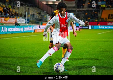 KERKRADE, PAYS-BAS - AVRIL 8: Stefano Marzo de Roda JC Kerkrade batailles pour le bal avec Arjany Martha d'Ajax U23 pendant le match hollandais Keukenkampiodivisiie entre Roda JC Kerkrade et Ajax U23 au Stadion Parkstad Limburg le 8 avril 2022 à Kerkrade, pays-Bas (photo de Joris Verwijst/Orange Pictures) Banque D'Images