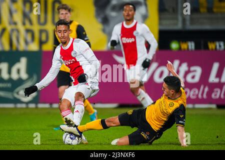 KERKRADE, PAYS-BAS - AVRIL 8 : Anass Salaah Eddine d'Ajax U23 batailles pour le ballon avec Stefano Marzo de Roda JC Kerkrade pendant le match néerlandais Keukenkampiodivisiie entre Roda JC Kerkrade et Ajax U23 au Stadion Parkstad Limburg le 8 avril 2022 à Kerkrade, pays-Bas (photo par Joris Verwijst/Orange Pictures) Banque D'Images