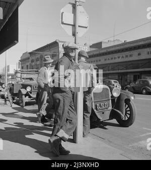 Hommes sur « Skid Row ». Modesto, Californie. Banque D'Images