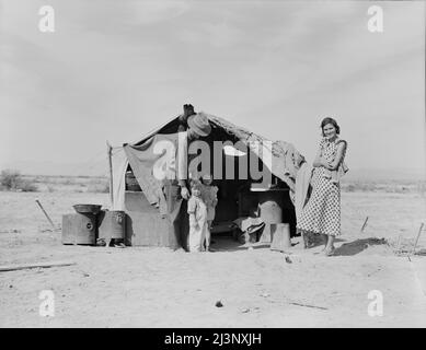 Cette famille sans nourriture et travail sur le point d'être retournée en Oklahoma par l'Administration de secours. Ils ont perdu un bébé en raison de l'exposition pendant l'hiver. Ils ont dû vendre leur tente et leur voiture pour acheter de la nourriture. Neideffer Camp, Holtville, Imperial Valley, Californie. Banque D'Images