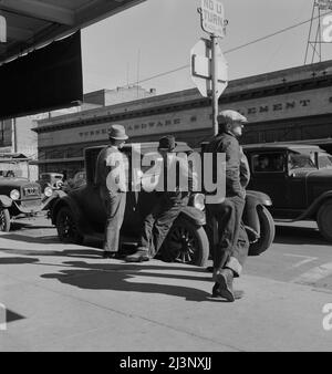 Hommes sur « Skid Row ». Modesto, Californie. Banque D'Images