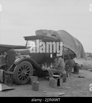 Cueilleur de pommes de terre dans le camp près de Shafter, Californie. Banque D'Images