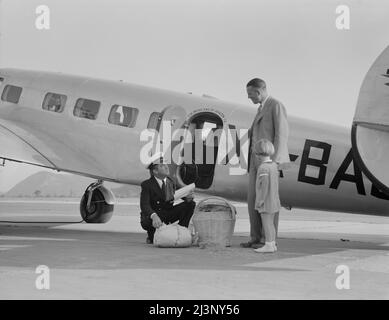 Inspecteur de quarantaine d'usine examinant les bagages transportés aux États-Unis par avion du Mexique. Glendale, Californie. Banque D'Images