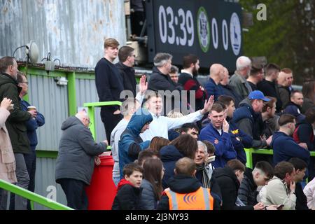 NAILSWORTH, ROYAUME-UNI. AVRIL 9th les fans de Hartlepool United photographiés lors du match Sky Bet League 2 entre Forest Green Rovers et Hartlepool United au New Lawn, Nailsworth, le samedi 9th avril 2022. (Crédit : Kieran Riley | INFORMATIONS MI) crédit : INFORMATIONS MI et sport /Actualités Alay Live Banque D'Images