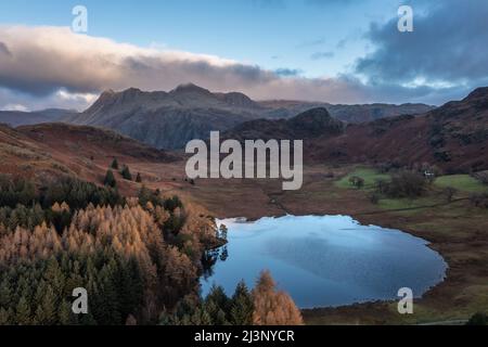 Image de paysage épique de drone aérienne du lever du soleil depuis Blea Tarn dans Lake District lors d'une superbe exposition d'automne Banque D'Images