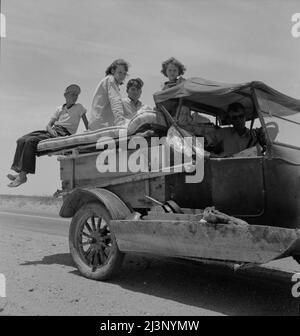 Famille migratoire traversant le désert à la recherche de travail dans le coton à Roswell, Nouveau-Mexique. US route 70, Arizona. Banque D'Images