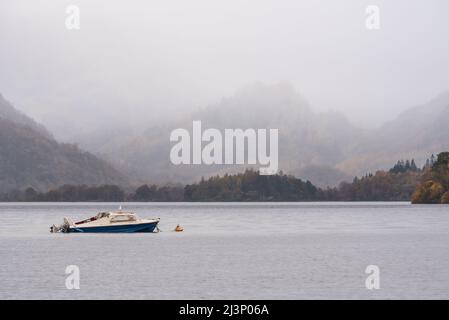 Belle image de paysage de longue exposition de Derwentwater regardant vers le sommet de Castle Crag en automne en début de matinée Banque D'Images