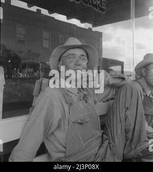 Dust Bowl fermiers de l'ouest du Texas dans la ville. Banque D'Images