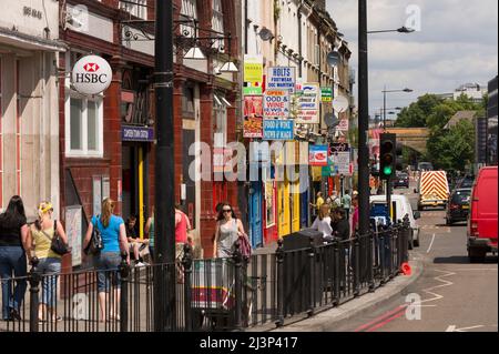 Une rangée de restaurants rapides à l'extérieur de la station de métro Camden Town, Kentish Town Road, Camden Town, Londres, Royaume-Uni. 14 juin 2009 Banque D'Images