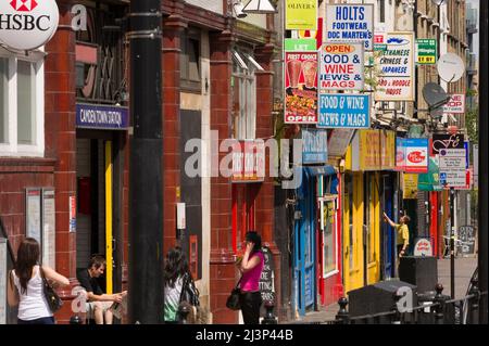 Une rangée de restaurants rapides à l'extérieur de la station de métro Camden Town, Kentish Town Road, Camden Town, Londres, Royaume-Uni. 14 juin 2009 Banque D'Images