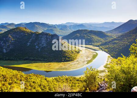 La rivière sinueuse qui coule à travers les montagnes. Rijeka Crnojevica. Situé à proximité du lac de Skadar, le Monténégro, l'Europe. Beauty World. Banque D'Images