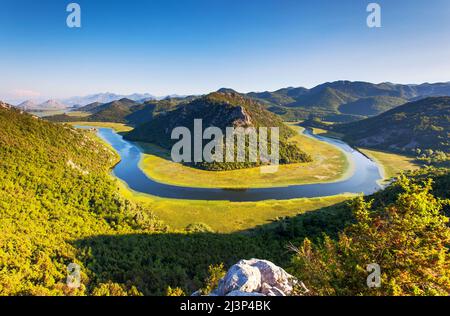 La rivière sinueuse qui coule à travers les montagnes. Rijeka Crnojevica. Situé à proximité du lac de Skadar, le Monténégro, l'Europe. Beauty World. Banque D'Images