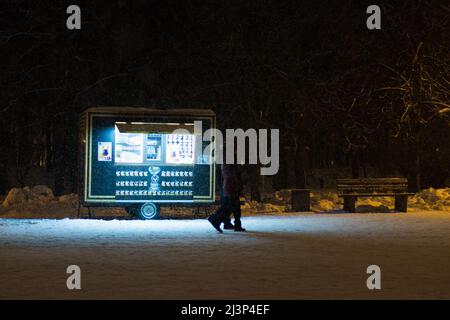 Kiev, Ukraine, 25 décembre 2018: Rue stalle avec café la nuit dans le parc. Banque D'Images