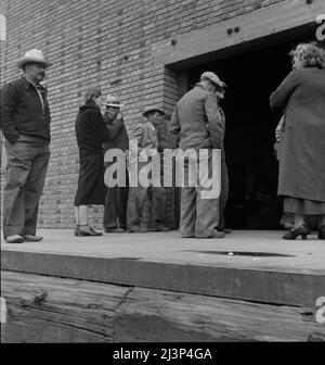 Les familles de travailleurs agricoles démunies viennent au dépôt de distribution de l'Administration de la sécurité agricole pour demander une subvention alimentaire. Kern County, Californie. Banque D'Images