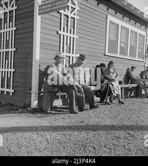 Gamme à l'extérieur du bureau de subventions de l'Administration de la sécurité agricole (secours aux ouvriers agricoles) tôt le matin, avant l'ouverture du bureau. Tulare, Californie. Banque D'Images