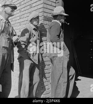 Les familles agricoles démunies viennent au dépôt de distribution de la FSA (Farm Security Administration) pour demander une subvention alimentaire. Bakersfield, Comté de Kern, Californie. Banque D'Images