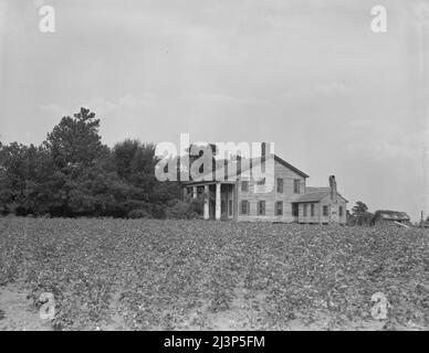 Pharr Plantation maison près de social Circle, Géorgie. Cette maison a été construite en 1840 par le travail des esclaves. Les briques sont venues d'Angleterre à Savannah, de là par équipe d'oxteam à la plantation. La plantation avait auparavant 150 esclaves, est maintenant abandonnée par le membre restant de la famille, et la terre louée aux petits agriculteurs. Banque D'Images