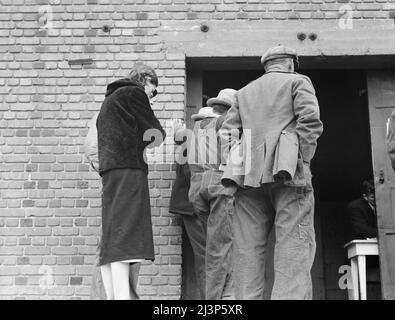 Les familles de travailleurs agricoles démunies viennent au dépôt de distribution de la Farm Security Administration (FSA) pour demander une subvention alimentaire. Kern County, Californie. Banque D'Images