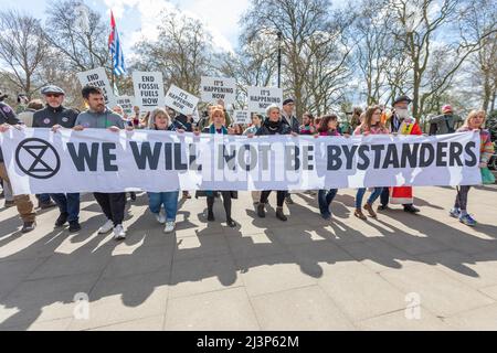 Londres, Royaume-Uni. 9th avril 2022. Des milliers de partisans de la rébellion d'extinction marchent le long d'Oxford Street avant de tourner sur Regents Street où ils bloquent la route. Penelope Barritt/Alamy Live News Banque D'Images