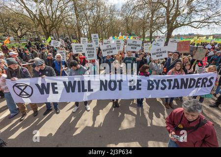 Londres, Royaume-Uni. 9th avril 2022. Des milliers de partisans de la rébellion d'extinction marchent le long d'Oxford Street avant de tourner sur Regents Street où ils bloquent la route. Penelope Barritt/Alamy Live News Banque D'Images