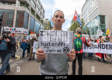 Londres, Royaume-Uni. 9th avril 2022. Etienne Stott MBE, champion olympique de canoéiste de Londres 2012. Des milliers de partisans de la rébellion d'extinction marchent le long d'Oxford Street avant de tourner sur Regents Street où ils bloquent la route. Penelope Barritt/Alamy Live News Banque D'Images