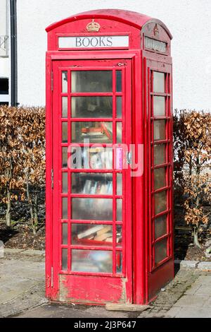 Ancienne boîte téléphonique rouge traditionnelle de GPO désutilisée maintenant convertie en bibliothèque, pour le partage de livre gratuit, Fenwick, Ayrshire, Écosse, Royaume-Uni Banque D'Images