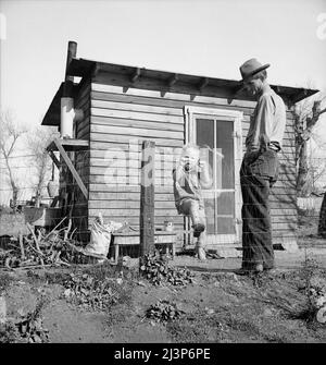 Madera County, famille de près de Dallas, Texas. Le loyer est de cinq dollars par mois. « Il n'y a pas d'avenir ici. J'ai suivi le travail (travail migratoire) mais il n'y a aucune chance pour un collègue d'obtenir un hisself holt dans ce pays. Le dernier travail que j'ai eu est de conduire un tracteur pendant trente-cinq cents l'heure. A eu ce travail pendant cinq mois jusqu'à ce qu'un philippin arrive pour vingt-cinq cents l'heure. J'ai été élevé dans une ferme de coton, mon père a possédé un petit endroit là-bas et je suis prêt à quitter ce pays pour de bon avant que je ne sois trop vieux, si je pouvais avoir la chance de l'exploitation agricole." Banque D'Images