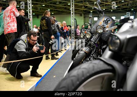 Moscou, Russie. 9th avril 2022. Un visiteur prend des photos de motos lors de l'exposition Motospring à Moscou, en Russie, le 9 avril 2022. Credit: Alexander Zemlianichenko Jr/Xinhua/Alay Live News Banque D'Images
