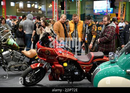 Moscou, Russie. 9th avril 2022. Les visiteurs voient les motos lors de l'exposition Motospring à Moscou, en Russie, le 9 avril 2022. Credit: Alexander Zemlianichenko Jr/Xinhua/Alay Live News Banque D'Images