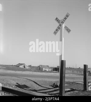 Près de Fresno, Californie. Les tentes des migrants sont une vue commune le long de l'droite de passage du Pacifique Sud. [Panneau: 'Chemin de fer Crossing']. Banque D'Images