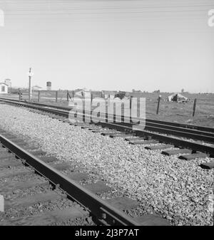 Les tentes des migrants sont une vue commune le long de l'emprise du Pacifique Sud [chemin de fer]. Près de Fresno, Californie. Banque D'Images