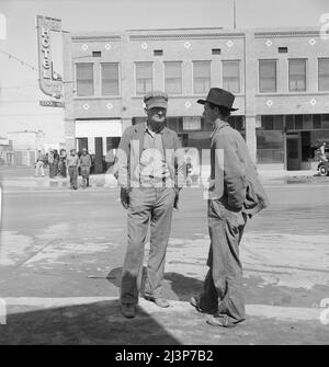 Calipatria, Vallée impériale. Les cueilleurs de pois inactifs discutent des perspectives de travail. Californie. Banque D'Images