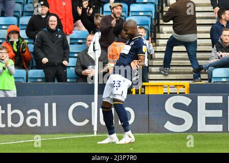 LONDRES, ROYAUME-UNI. 9th AVRIL Benik Afobe de Millwall célèbre après avoir marquant le quatrième but de son équipe lors du match du championnat Sky Bet entre Millwall et Barnsley à la Den, Londres, le samedi 9th avril 2022. (Credit: Ivan Yordanov | MI News) Credit: MI News & Sport /Alay Live News Banque D'Images