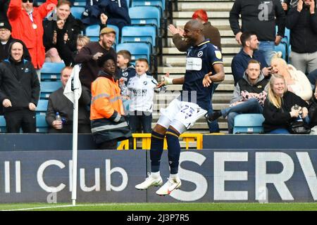 LONDRES, ROYAUME-UNI. 9th AVRIL Benik Afobe de Millwall célèbre après avoir marquant le quatrième but de son équipe lors du match du championnat Sky Bet entre Millwall et Barnsley à la Den, Londres, le samedi 9th avril 2022. (Credit: Ivan Yordanov | MI News) Credit: MI News & Sport /Alay Live News Banque D'Images