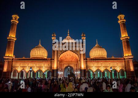 New Delhi, Inde. 08th avril 2022. Le Jama Masjid illuminé dans le Vieux Delhi. (Photo de Mohsin Javed/Pacific Press) Credit: Pacific Press Media production Corp./Alay Live News Banque D'Images