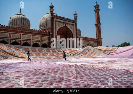 New Delhi, Inde. 08th avril 2022. Enfants jouant dans le Jama Masjid pendant le mois Saint du Ramadan dans le Vieux Delhi. (Photo de Mohsin Javed/Pacific Press) Credit: Pacific Press Media production Corp./Alay Live News Banque D'Images