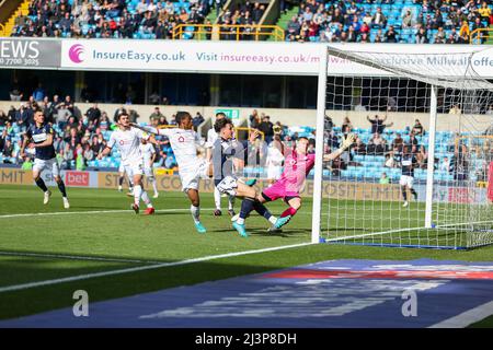 The Den, Millwall, Londres, Royaume-Uni. 9th avril 2022. Championnat de football, Millwall contre Barnsley: Danny McNamara de Millwall marque immédiatement après le 2nd demi-redémarrage. 2-0 crédit : action plus Sports/Alamy Live News Banque D'Images