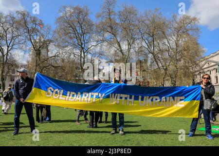 Londres, Royaume-Uni. 09th avril 2022. Des manifestants se rassemblent sur la place du Parlement. Une manifestation « Défend Ukraine » a été organisée par le mouvement travailliste pour l'Ukraine et le PCS Union dans le centre de Londres Credit: Imagetractable/Alay Live News Banque D'Images
