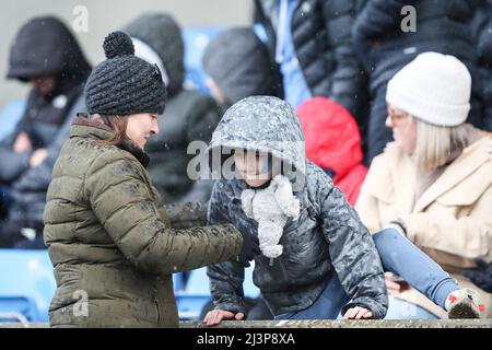 SALFORD, ROYAUME-UNI. AVRIL 9th les fans s'évadent alors que la grêle commence à tomber lors du match de la coupe des champions européens entre sale Sharks et Bristol au stade AJ Bell, Eccles, le samedi 9th avril 2022. (Credit: Pat Scaasi | MI News) Credit: MI News & Sport /Alay Live News Banque D'Images