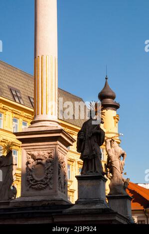 Colonne de la peste sur la place de la liberté à Brno, République tchèque avec dôme du Newton College. Banque D'Images