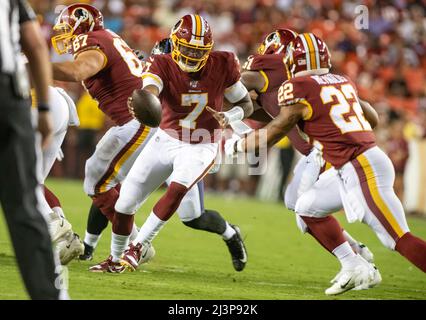 **PHOTO DE FICHIER** quart de dos Dwayne Haskins morts après avoir été frappé par la voiture au camp d'entraînement. Le quarterback de Washington Redskins Dwayne Haskins (7) cède le pas à Craig Reynolds (22) au premier trimestre contre les Washington Redskins à FedEx Field à Landover, Maryland, le jeudi 29 août 2018. Crédit : Ron Sachs/CNP/MediaPunch Banque D'Images