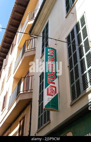 Felanitx, Espagne; avril 07 2022: Affiche publicitaire de la société multinationale de photographie Fujifilm, dans la ville de Majorcan de Felanitx, Espagne Banque D'Images