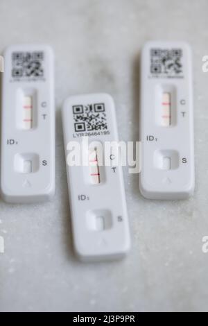 Tests de débit latéral rapide (LFT) auto-administrés ou à domicile pour le coronavirus COVID-19, positifs Banque D'Images