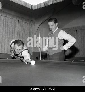 1960, historique, snooker Match, deux joueurs de snooker masculins, l'un à la table, l'autre debout en regardant, Oxford, Angleterre, Royaume-Uni. Banque D'Images