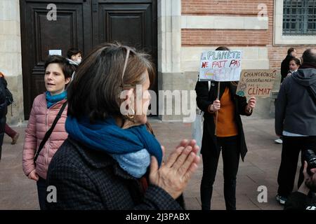 La guerre en Ukraine, les crises climatiques et sanitaires, les inégalités croissantes, la montée des discours de haine… Malgré toutes ces raisons de découragement, et à la veille du premier tour de l'élection présidentielle, des centaines de personnes se sont rassemblées à Toulouse (France) , le 9 avril 2022. Ils ont commencé une marche, sous la forme d'une grande chaîne humaine, à travers les rues du centre-ville. Photo de Patrick Batard / ABACAPRESS.COM Banque D'Images