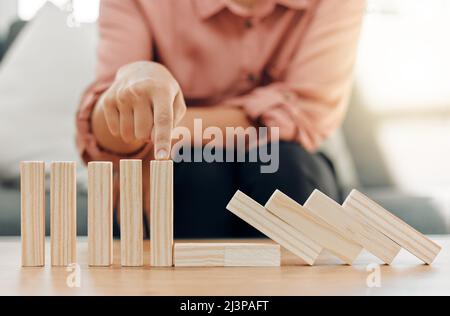 Vous tenez votre avenir entre vos mains. Cliché d'un homme inreconnaissable jouant avec des blocs à la maison. Banque D'Images