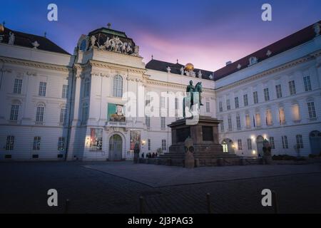 Place Joseph et bibliothèque nationale autrichienne au palais Hofburg la nuit - Vienne, Autriche Banque D'Images