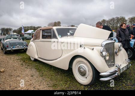 En plus du paddock installé au cœur même de l'anneau de vitesse, où il sera possible d'admirer les véhicules, des démonstrations de véhicules sportifs et de collection sont prévues sur le circuit routier de l'UTAC Linas-Montlhéry Autodrome avec des voitures vintage et sportives, sans oublier l'essentiel Mini. La réunion sera également l'occasion de célébrer le 70th anniversaire de l'Austin Healey par une exposition commémorative. Linas Montlhéry, France, le 09 avril 2022. Photo de Denis Prezat/ABACAPRESS.COM Banque D'Images