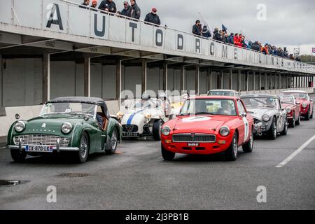 En plus du paddock installé au cœur même de l'anneau de vitesse, où il sera possible d'admirer les véhicules, des démonstrations de véhicules sportifs et de collection sont prévues sur le circuit routier de l'UTAC Linas-Montlhéry Autodrome avec des voitures vintage et sportives, sans oublier l'essentiel Mini. La réunion sera également l'occasion de célébrer le 70th anniversaire de l'Austin Healey par une exposition commémorative. Linas Montlhéry, France, le 09 avril 2022. Photo de Denis Prezat/ABACAPRESS.COM Banque D'Images